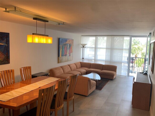 Building Photo - 1000 Parkview Dr