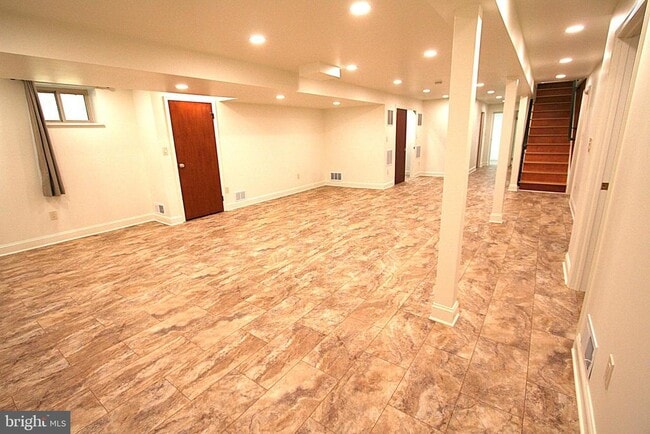 Building Photo - 10104 Towhee Ave