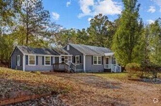 Building Photo - Beautifully Renovated 4 Bedroom 2 Bath Hom...