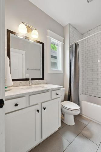 Building Photo - 1405B Stainback Ave