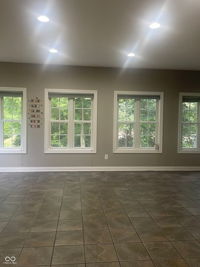 Building Photo - 5670 Honey Locust Dr