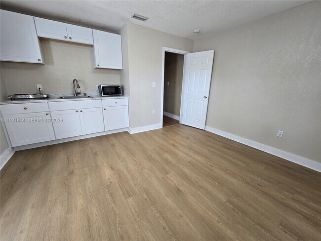 Building Photo - 13340 NE 16th Ave