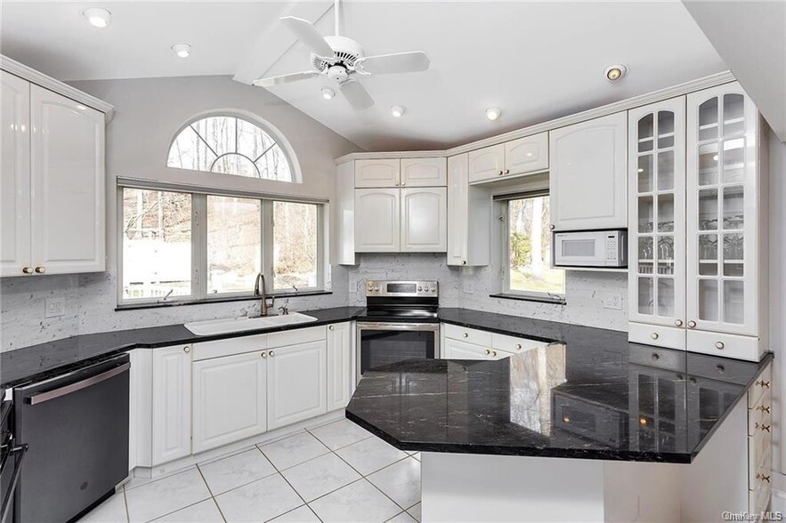 Building Photo - 2185 Sultana Dr