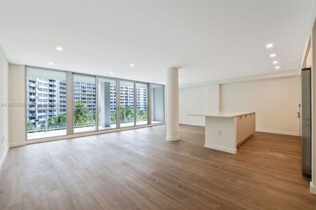 Building Photo - 1500 Bay Dr
