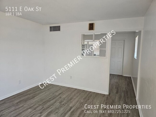 Building Photo - 5111 E Oak St