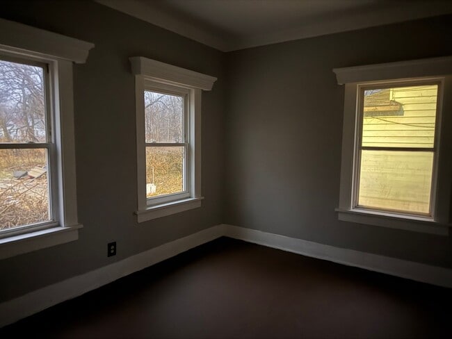 Building Photo - Cozy 2 BR/1 BA with fireplace/full basement!