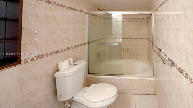 Building Photo - 800 Parkview Dr