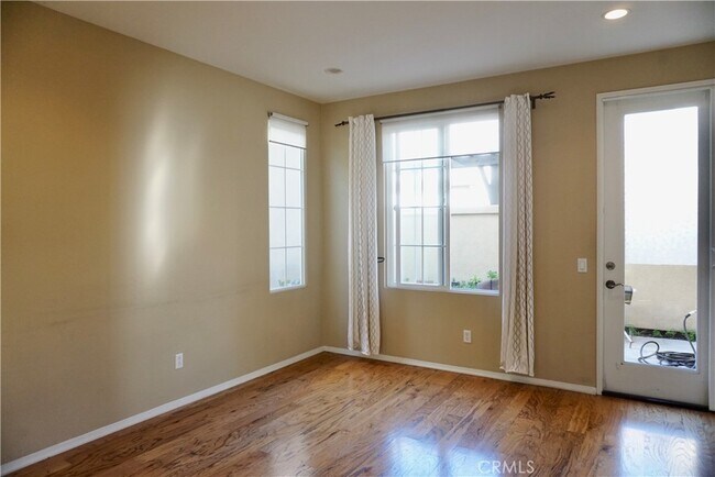 Building Photo - 72 Chantilly-