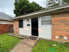 Building Photo - AVAILABLE NOW 2 BEDROOM 1 BATH DUPLEX IN H...