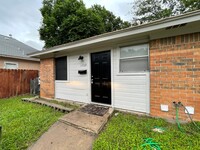 Building Photo - COMING SOON! 2 BEDROOM 1 BATH DUPLEX IN HI...
