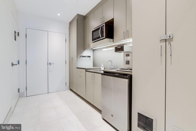 Building Photo - 3800 Fairfax Dr