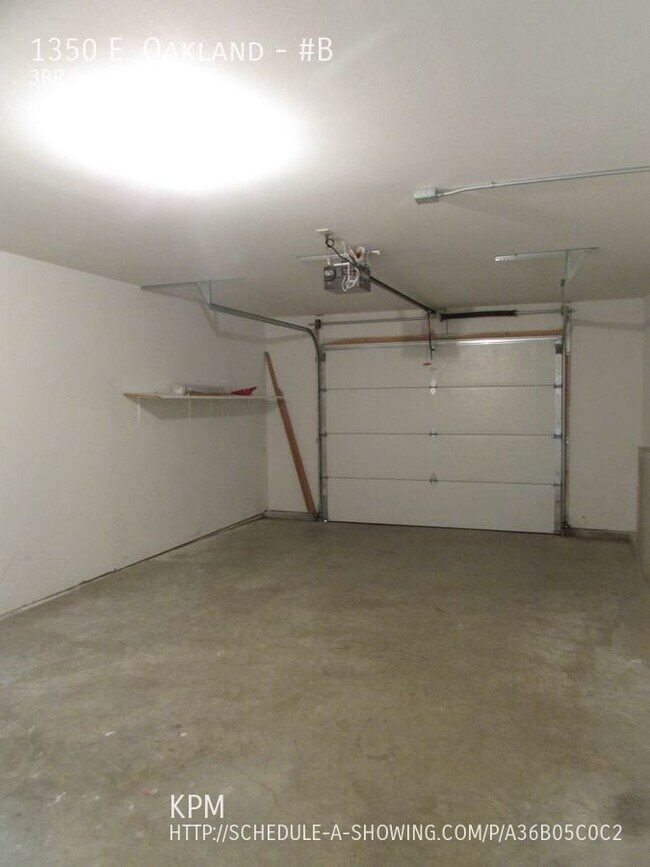 Building Photo - 1350 E. Oakland-#B