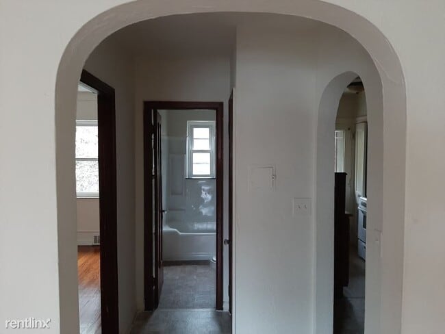 Building Photo - 977 Debbe Ln