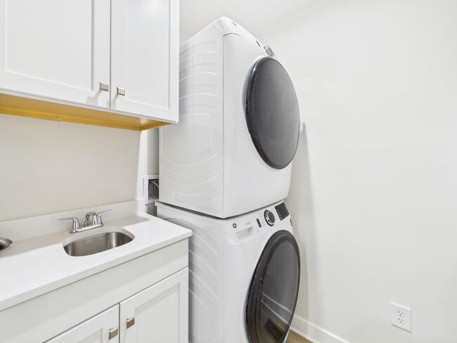 Building Photo - 8029 Lake Laurel Ln