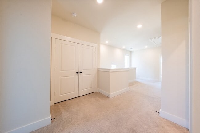 Building Photo - 813 Emerling Dr