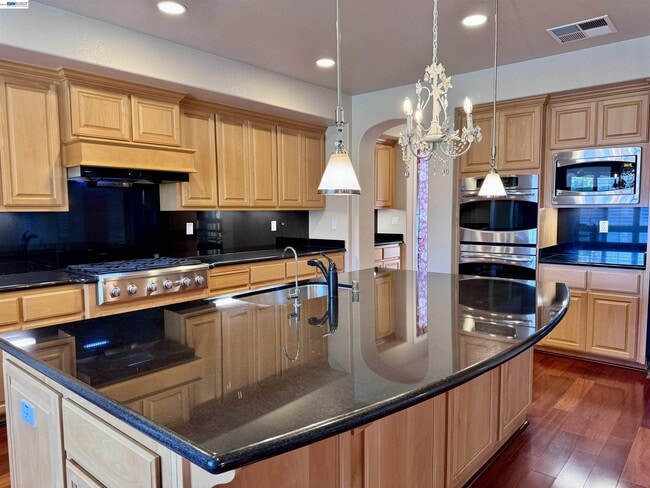 Building Photo - 7875 Kennard Ln