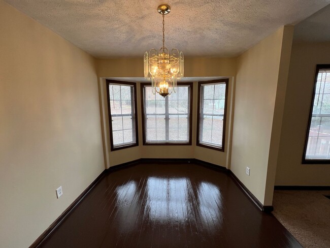 Building Photo - Great Split Level in Quiet Neighborhood!