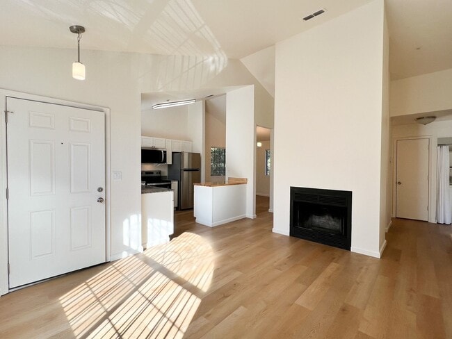 Building Photo - Renovated One Bedroom Condo with Single Ca...