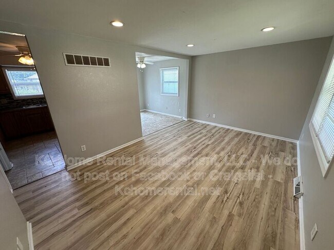 Building Photo - 5029 NE 56th Pl
