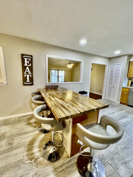 Building Photo - 13806 Wood Breeze