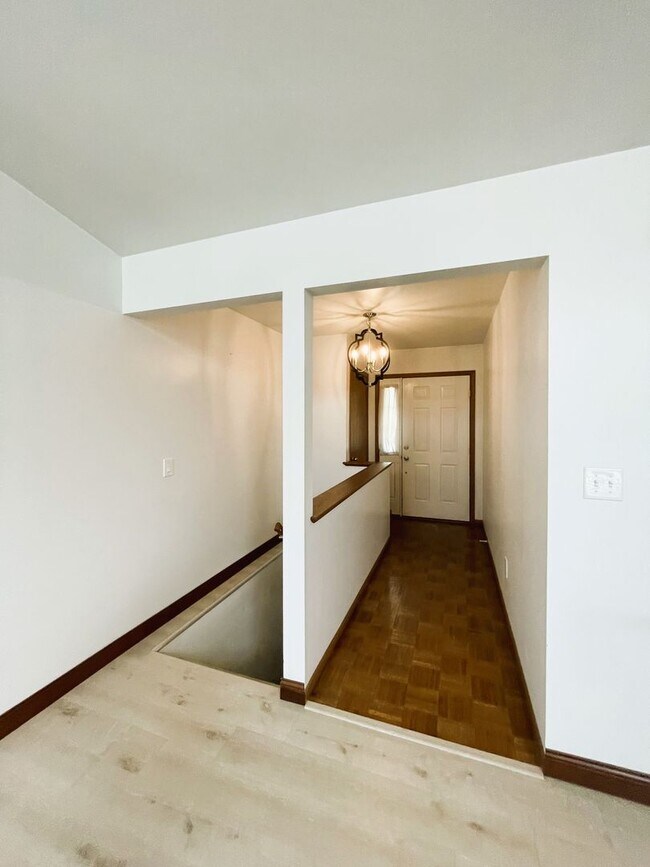 Building Photo - 10437 Cable Ave