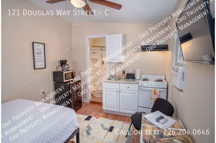 Building Photo - Remodeled Studio Near Awesome Downtown