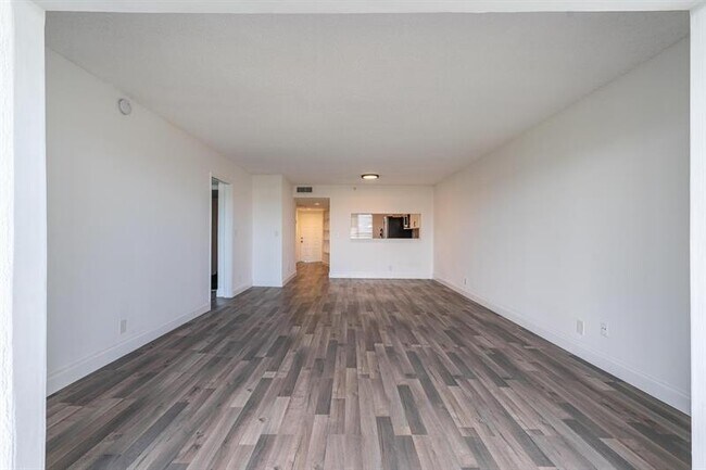 Building Photo - 2200 S Cypress Bend Dr