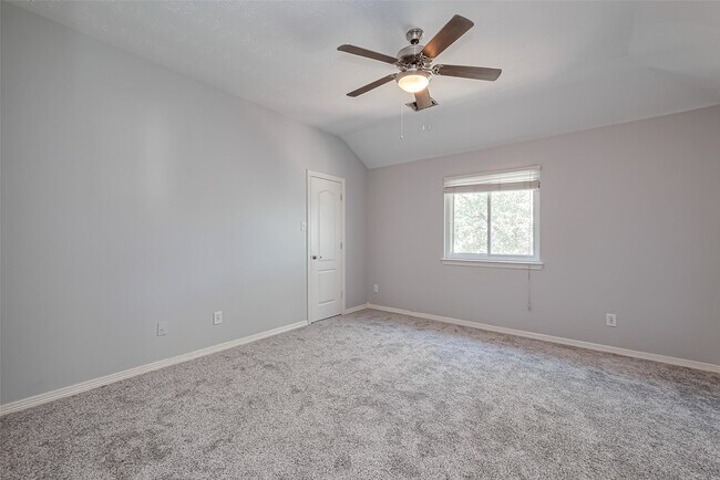 Building Photo - 2202 Highland Crossing Dr