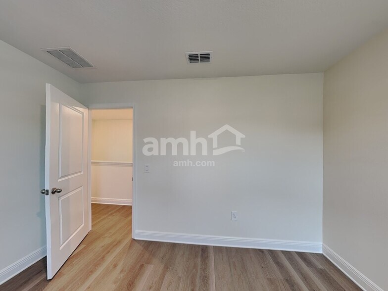 Building Photo - 5998 Pinewood Ests Dr