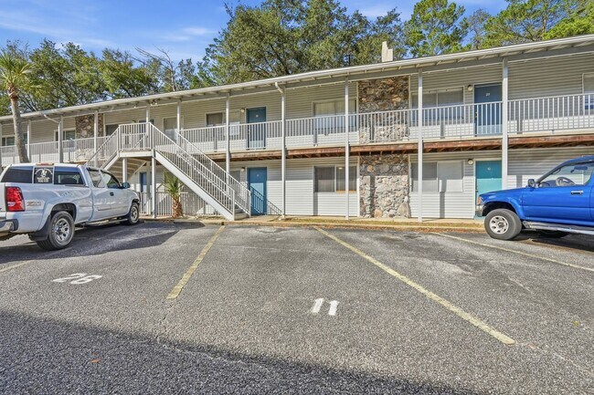 Building Photo - Charming 2 Bedroom Condo with Community Pool!