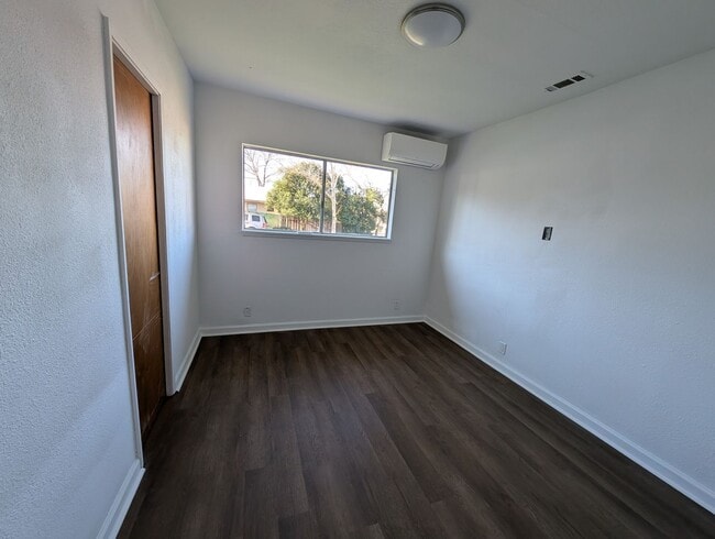 Building Photo - Two Bedroom House Downtown near Shasta High School