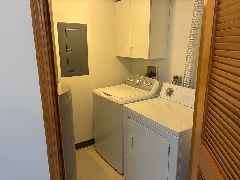 Building Photo - 927 Elderberry Cir