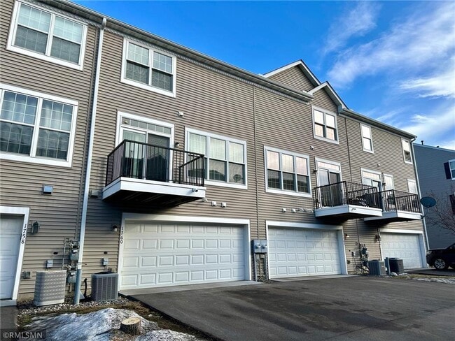 Building Photo - 1760 Riverside Dr