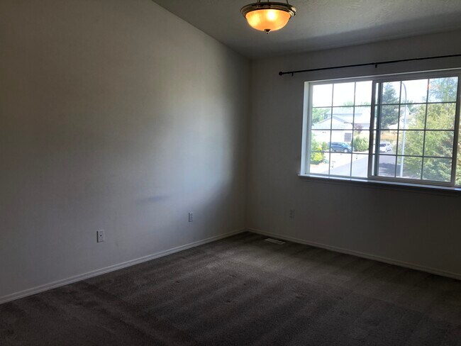 Building Photo - 1500 NW Canyon View Dr