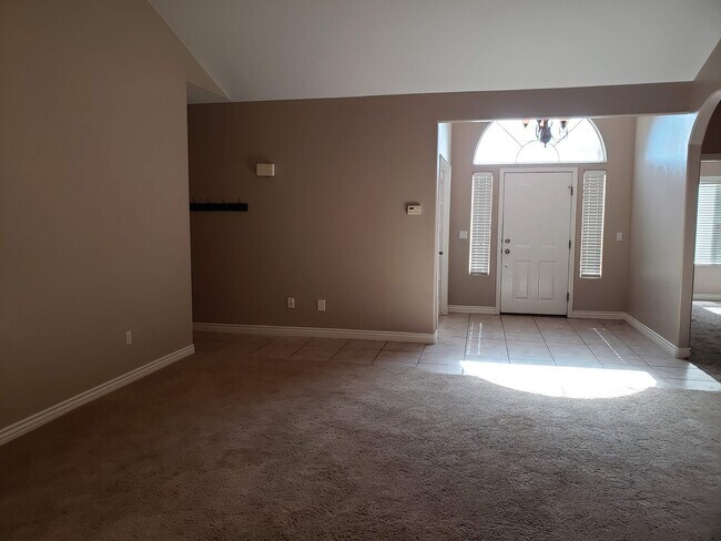 Building Photo - Beautiful 4 bed 2 bath home with 3 car gar...