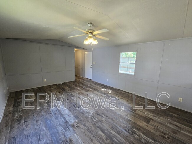 Building Photo - 700 W Ridgeway Ave