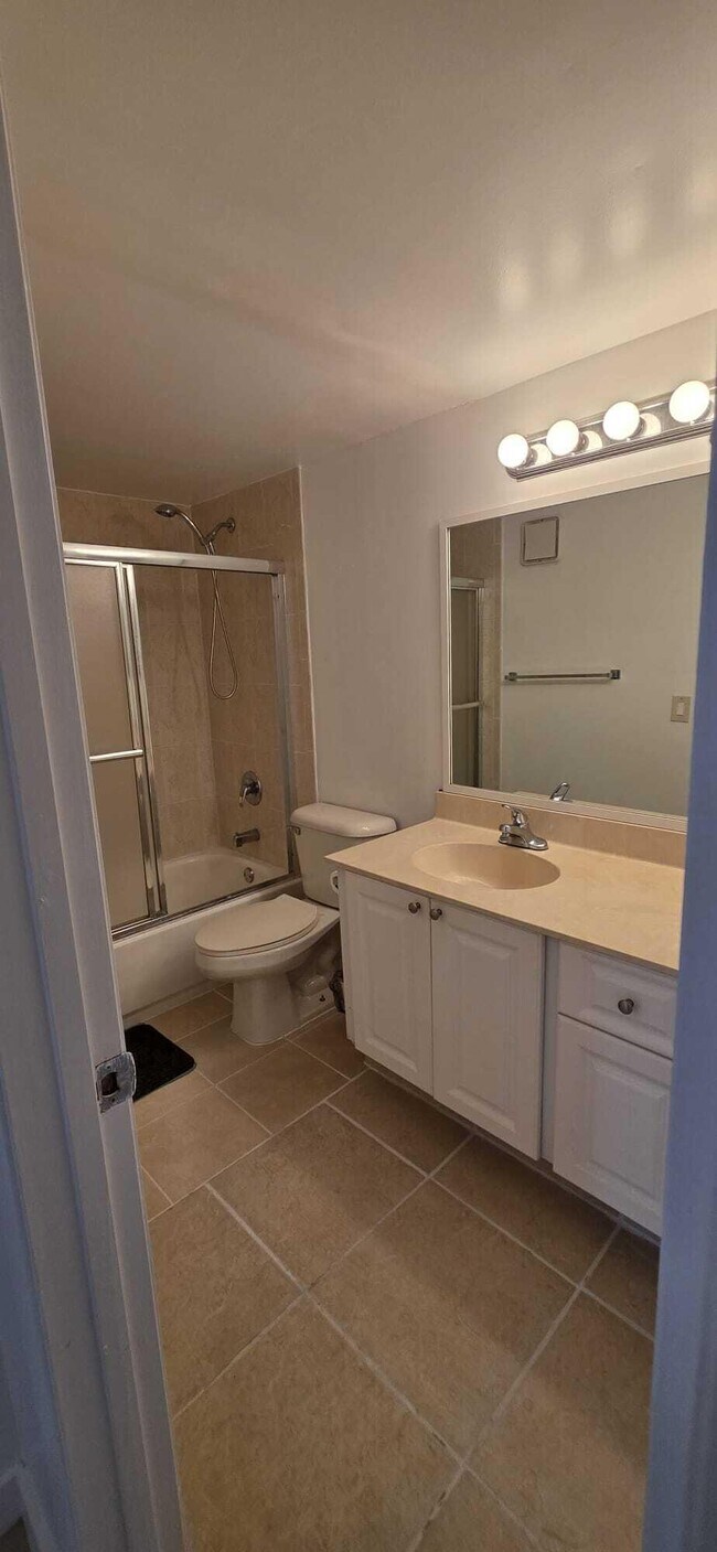 Building Photo - 711 N Pine Island Rd