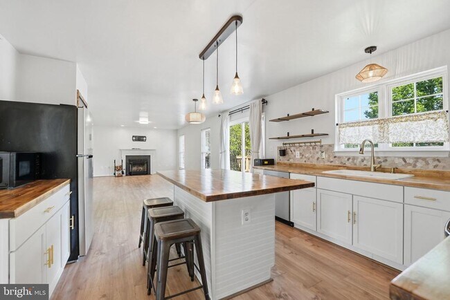 Building Photo - 11 St Marks Ct