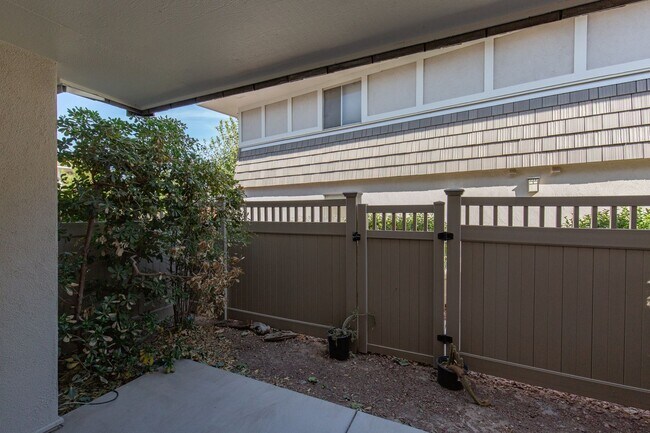 Building Photo - 1 bedroom unity in luxury guard gated community near the Strip