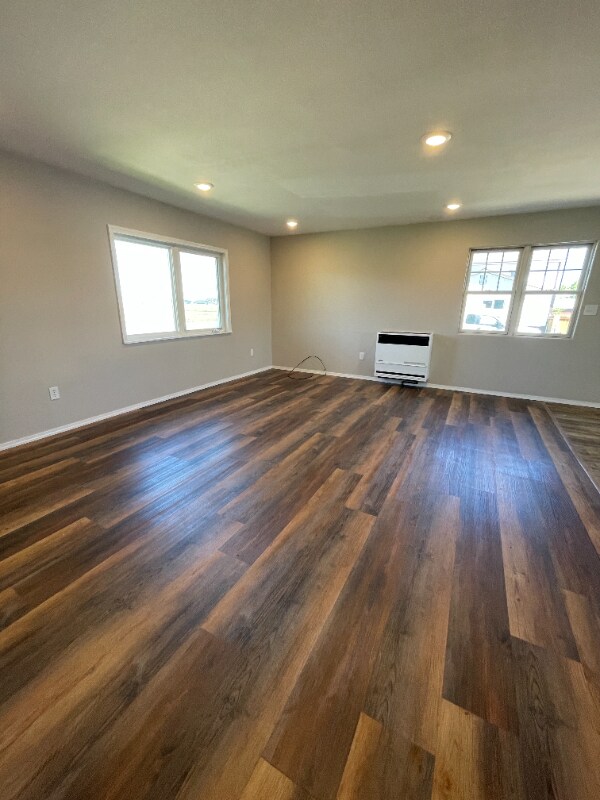 Building Photo - 2555 Valley Dr