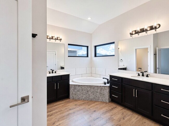 Building Photo - Modern 3 Bed / 2 Bath Home with Central Air & Updated Appliances in West Temple