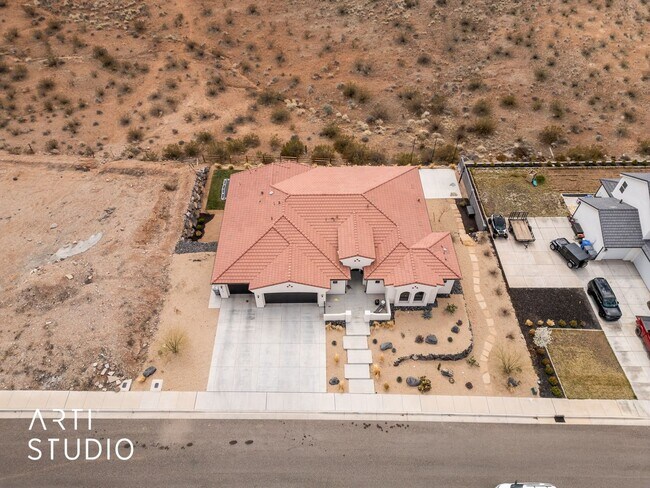 Building Photo - Beautiful 6 Bedroom 4.5 Bathroom Home in D...