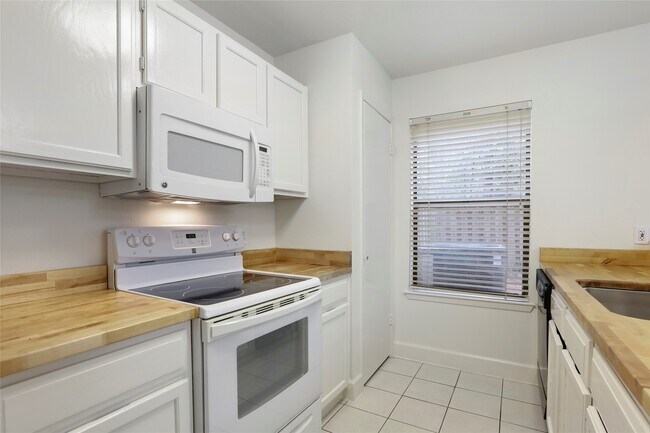 Building Photo - 28 Sawmill Grove Ln