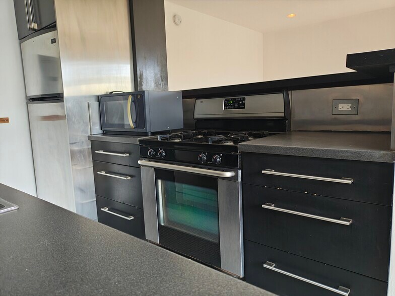 Building Photo - 252 3rd Ave