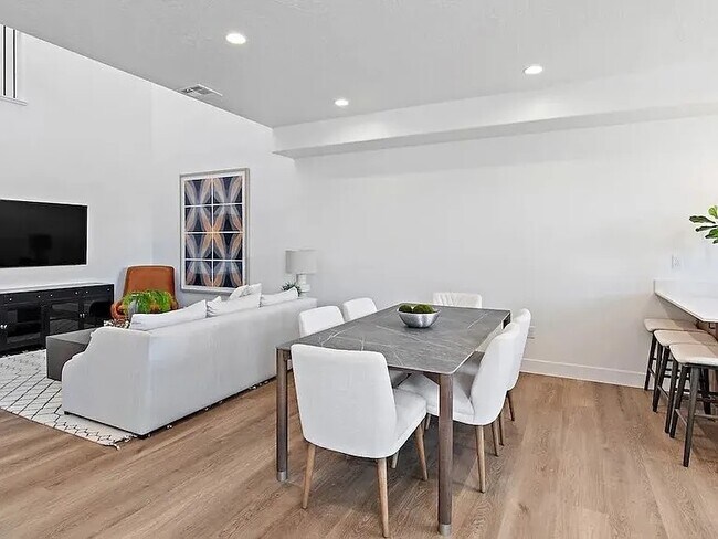 Building Photo - 2065 S Grandiflora Rd