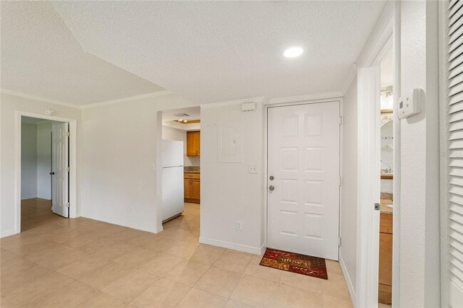 Building Photo - 2/2 downstairs unit Silver Downs Condominiums