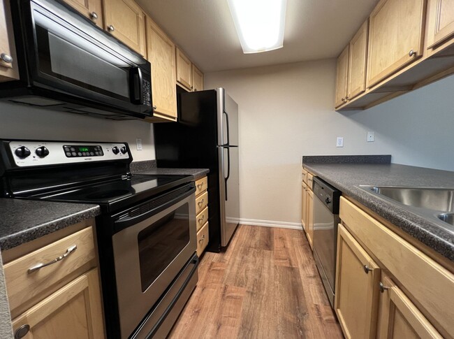 Building Photo - Roomy Top Floor Condo - Avail Now!