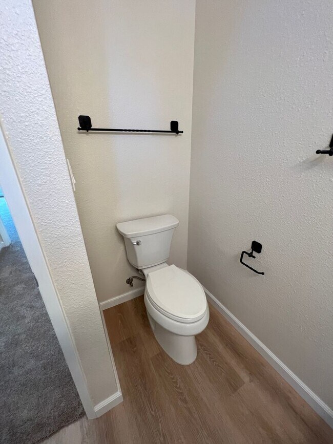 Building Photo - Gorgeous, Updated Todd Ranch Townhome