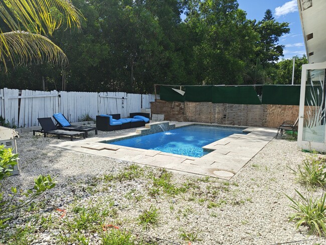 Building Photo - 376 SW Tulip Blvd