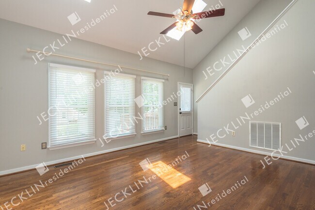 Building Photo - 2329 Horsley Dr